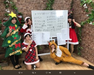 『戦場（仮）』にクリスマス風なコスプレで出演したアップアップガールズ（仮）（画像は『森咲樹 12/27全曲ライブ Zepp Tokyo　2018年12月25日付Twitter「＃SHOWROOM 戦場（仮） 見てくれてありがとう」』のスクリーンショット）