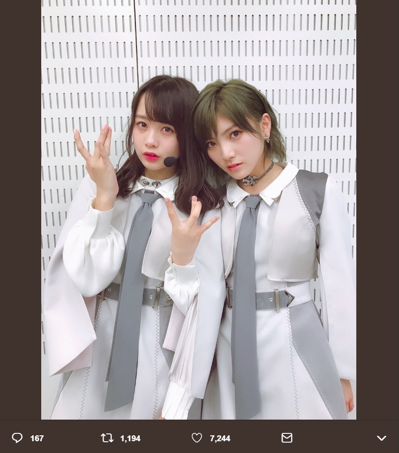 横山結衣と岡田奈々『Mステ』での1枚（画像は『岡田奈々　2018年11月30日付Twitter「チーム8青森県代表チームK兼任 横山結衣センター『NO WAY MAN』カッコ良かったぁぁぁ」』のスクリーンショット）