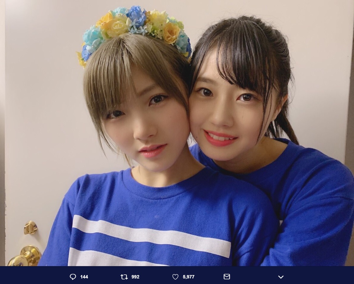 頬を寄せる岡田奈々と瀧野由美子に「もはや完全にカップルの写真！」の声（画像は『瀧野由美子　2018年12月27日付Twitter「岡田奈々さん生誕祭」』のスクリーンショット）