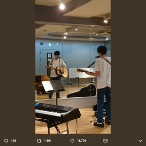 リハーサル中の菅田将暉（画像は『菅田将暉　音楽STAFF公式　2018年12月12日付Twitter「本日は ＃Mステ に向けてリハーサル中！」』のスクリーンショット）