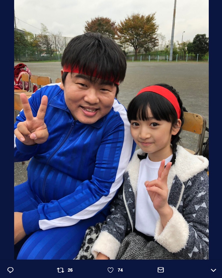 草野イニと横溝菜帆（画像は『テアトルアカデミー　2018年12月10日付Twitter「横溝菜帆「痛快TV スカっとジャパン」」』のスクリーンショット）