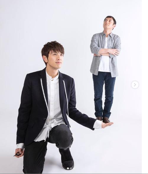 ゆず、北川悠仁と手乗り風岩沢厚治（画像は『ゆず北川悠仁　2018年12月20日付Instagram「＃日本音楽史上初 ＃ゆず弾き語りドームツアー ＃拍手喝祭 ＃驚かせてゴメンね」』のスクリーンショット）