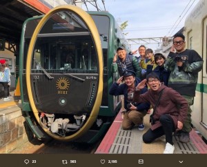 観光車両「ひえい」と記念写真に納まる“鉄道BIG4”や芳根京子（画像は『吉川正洋（ダーリンハニー）　2018年12月31日付Twitter「笑神様元日放送です。」』のスクリーンショット）