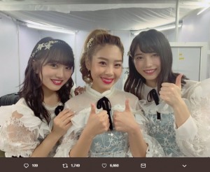 向井地美音、BNK48・Kaew、横山由依『AKB48GroupAsiaFestival2019』にて（画像は『横山由依　2019年1月28日付Twitter「BNK48のKaewちゃんのピアノで次期総監督のみーおんと一緒に月と水鏡を歌わせていただきました！」』のスクリーンショット）