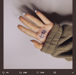 アリアナ・グランデの「七輪」タトゥー（画像は『アリアナ・グランデ JP公式　2019年1月29日付Twitter「【Instagramより】アリアナがまた日本語のタトゥーを追加！」』のスクリーンショット）
