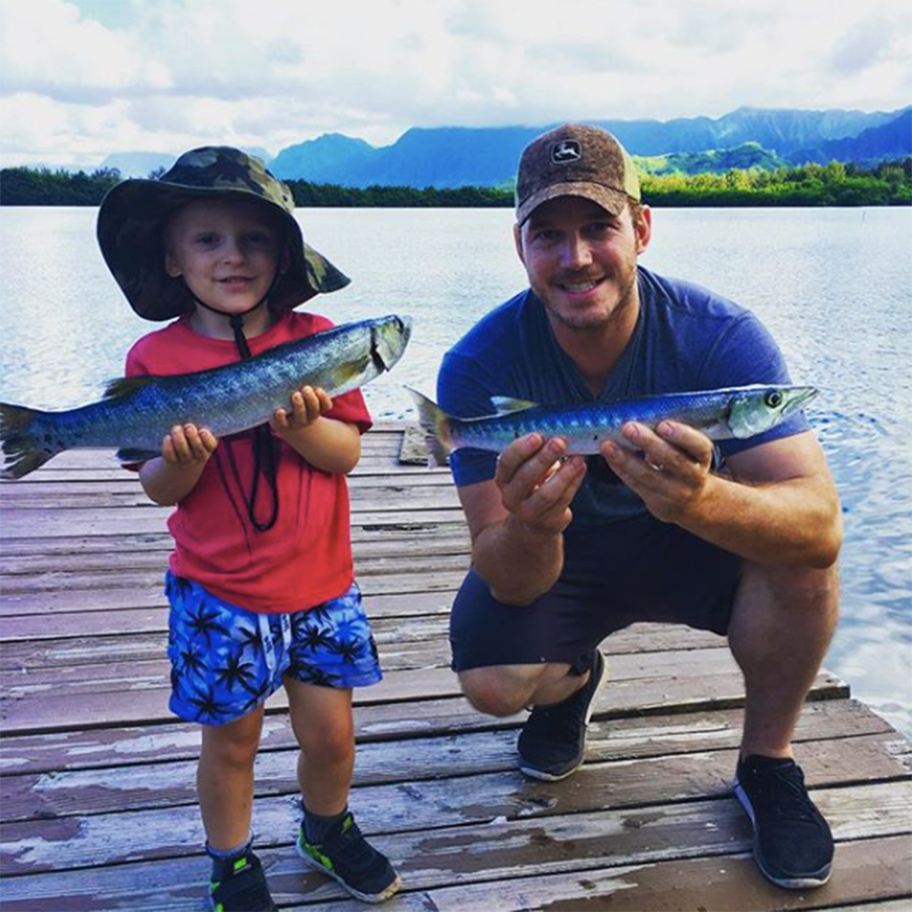 息子ジャック君と魚釣りをしたクリス・プラット（画像は『chris pratt　2017年6月29日付Instagram「Not sure what made me more proud: when Jack insisted on holding this barracuda himself, or when he tried it raw!」』のスクリーンショット）