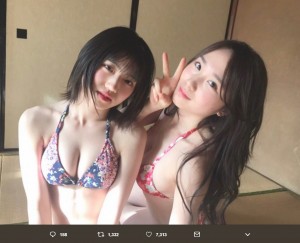 『EX大衆』で表紙・巻頭グラビアを飾っている村山彩希と高橋朱里（画像は『高橋朱里 Juri Takahashi　2019年1月15日付Twitter「発売中の ＃EX大衆　2人で表紙巻頭やらせて頂きました。」』のスクリーンショット）