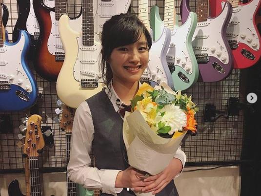 楽器店でCM撮影を終えた川床明日香（画像は『川床明日香　2018年11月27日付Instagram「積水ハウスさんの「この日を忘れない」篇に出演させて頂くことになりました。」』のスクリーンショット）