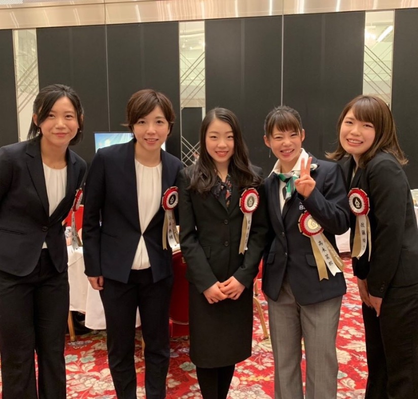 女子スピードスケート選手の面々と（画像は『Rika Kihira 紀平梨花　2019年1月14日付Instagram「お写真撮っていただけました ＃ビッグスポーツ賞 左から＃高木美帆 ＃小平奈緒 ＃高木菜那 ＃佐藤綾乃」』のスクリーンショット）