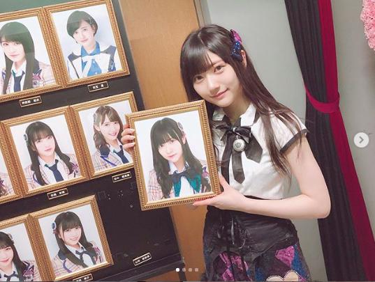 写真パネルを外す山田麻莉奈（画像は『山田麻莉奈　2018年4月22日付Instagram「少し期間が開いてしまいましたが、先日2018年4月19日をもってHKT48を卒業しました」』のスクリーンショット）