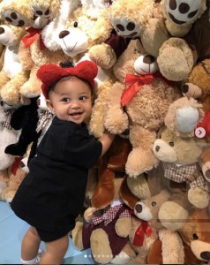クマのぬいぐるみに大喜びするストーミーちゃん（画像は『Kylie　2019年2月1日付Instagram「how did i get so lucky to have such a sweet, smart, happy baby.」』のスクリーンショット）