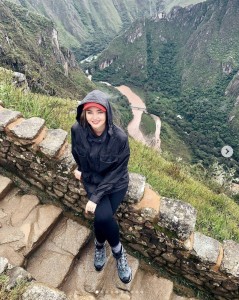 マチュピチュを堪能するミランダ・カー（画像は『Miranda　2019年2月21日付Instagram「Such a magical visit to Peru」』のスクリーンショット）