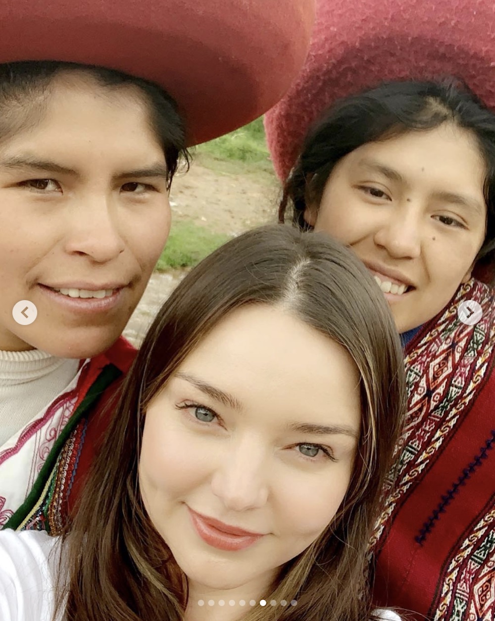 ミランダ・カー、地元の人と一緒に（画像は『Miranda　2019年2月21日付Instagram「Such a magical visit to Peru」』のスクリーンショット）