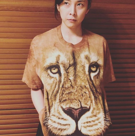 「お、おかえり」と竹内結子（画像は『竹内結子　2019年2月26日付Instagram「アヤコのお土産Tシャツ」』のスクリーンショット）
