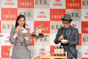 カレーを食べる新木優子とリリー・フランキー