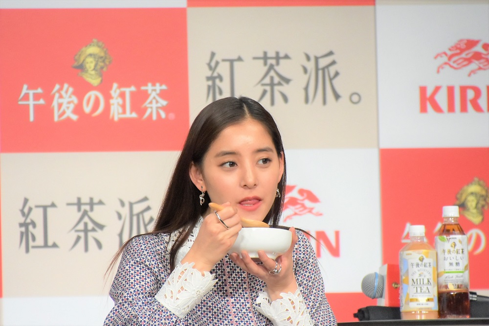 カレーを食べる新木優子