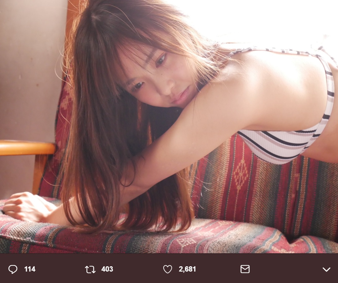 SKE48松村香織のグラビアオフショットに反響（画像は『松村香織【SKE48】　2019年3月13日付Twitter「美しく撮影して頂いた【blt graph.】さんはなんと“本日発売”となっております」』のスクリーンショット）