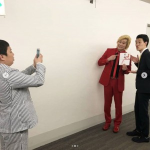 「写真は同じ大学の粗品くん。カメラマンは、せいやボーイ」とカズレーザー（画像は『カズレーザー　2019年3月4日付Instagram「お陰様で優勝＆100万円でござんす！」』のスクリーンショット）