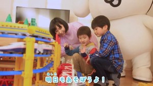 プラレールで遊ぶ鈴川絢子