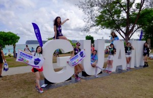 ビーチで記念撮影（画像は『Guam Visitors Bureau　2019年4月13日付Facebook「United Guam Marathon 2019」』のスクリーンショット）