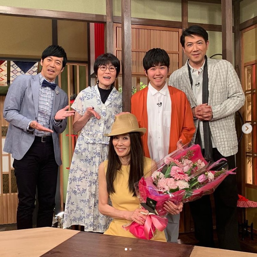 萬田久子の誕生日を共演者らがお祝い（画像は『萬田久子　2019年4月14日付Instagram「4/13誕生日 和風総本家収録にて♪」』のスクリーンショット）