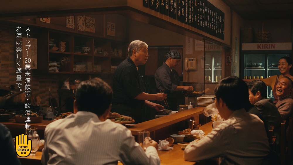 居酒屋で楽しむ人たち