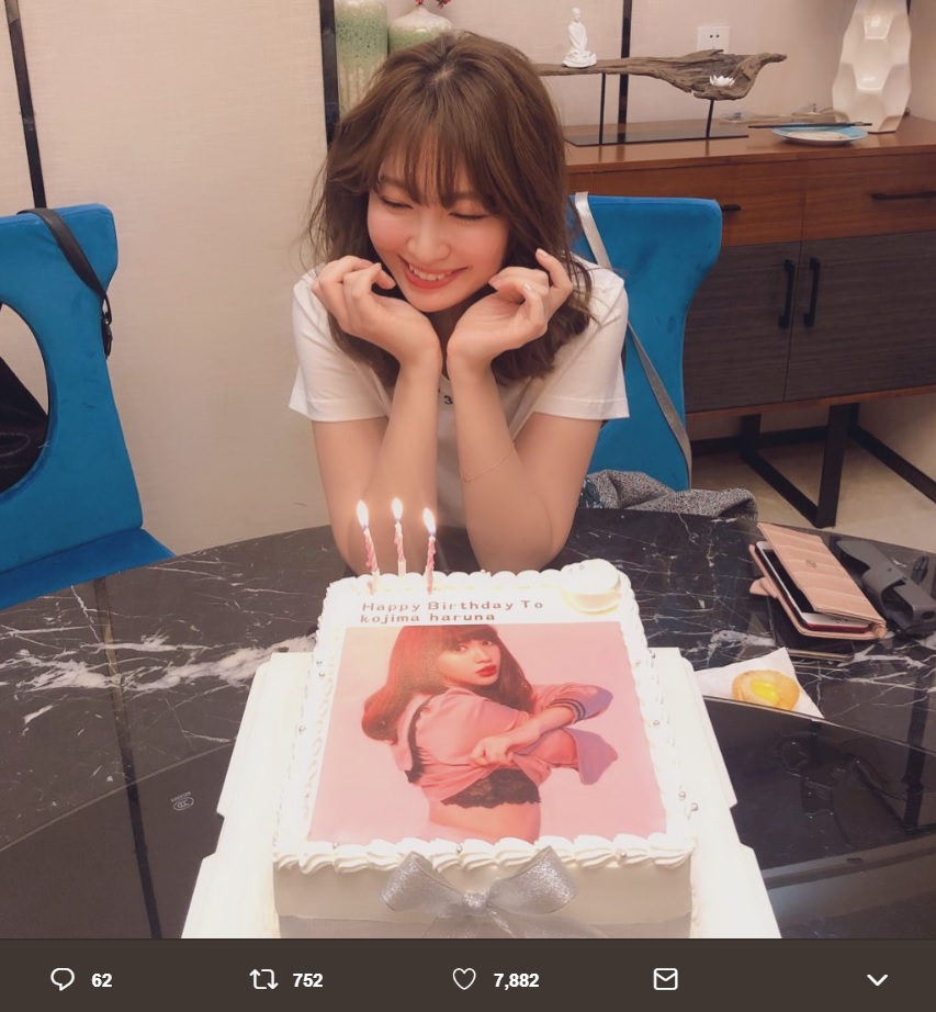 誕生日ケーキをプレゼントされて喜ぶ小嶋陽菜（画像は『加藤玲奈　2019年4月19日付Twitter「小嶋さんお誕生日おめでとうございます」』のスクリーンショット）