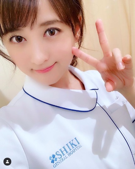 看護師役の小松彩夏（画像は『小松彩夏　2019年4月25日付Instagram「ドラマ『白衣の戦士』第3話﻿ 観てくださった皆さん﻿ ありがとうございました!!﻿」』のスクリーンショット）