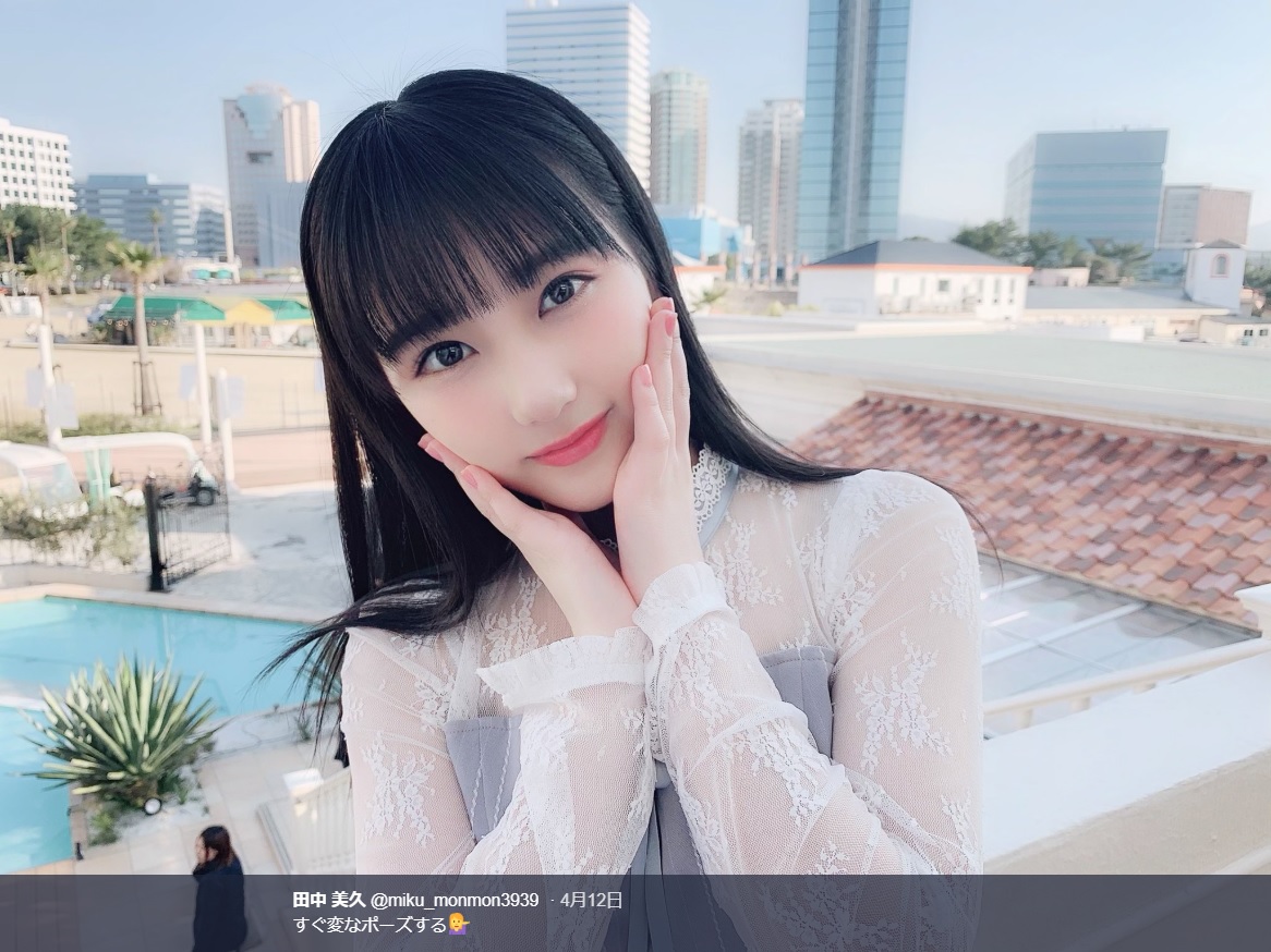 矢吹奈子と似たようなポーズに!?（画像は『田中美久　2019年4月12日付Twitter「すぐ変なポーズする」』のスクリーンショット）