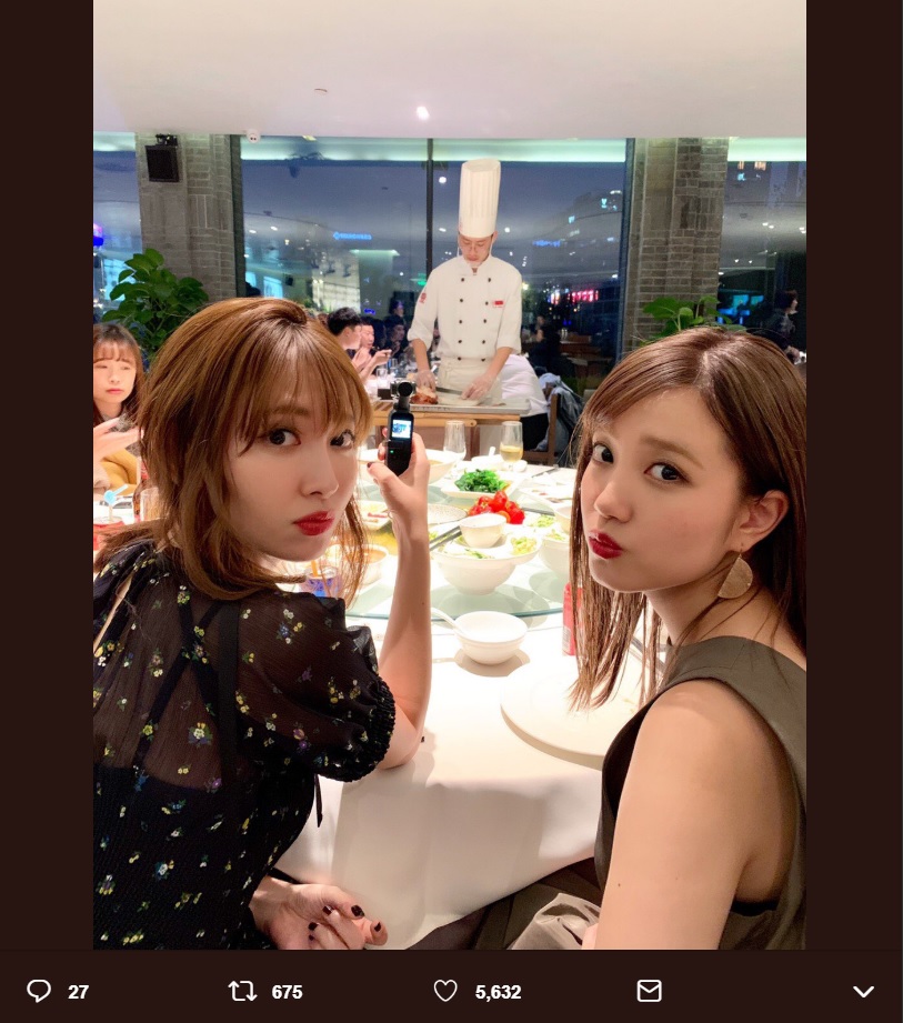 小嶋陽菜と加藤玲奈、レストランで北京ダックを食べる（画像は『Mama＆Son【公式】　2019年4月20日付Twitter「北京で開催された資生堂の新商品の発表会に小嶋陽菜ちゃんとカトレナちゃんが参加しました!!」』のスクリーンショット）