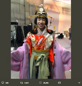 弁天様の姿の織田信成（画像は『織田信成 nobunari oda　2019年2月21日付Twitter「皆様、空庭温泉は大阪・弁天町よ。」』のスクリーンショット）