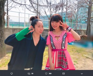 KINDAI GIRLSの振付師・木下菜津子さんとぱいぱいでか美（画像は『ぱいぱいでか美　2019年4月6日付Twitter「そして！KINDAI GIRLSの振付師でハロヲタ的にはお馴染みすぎるなっちゃん先生こと木下菜津子さんともお写真撮って頂きました……！」』のスクリーンショット）