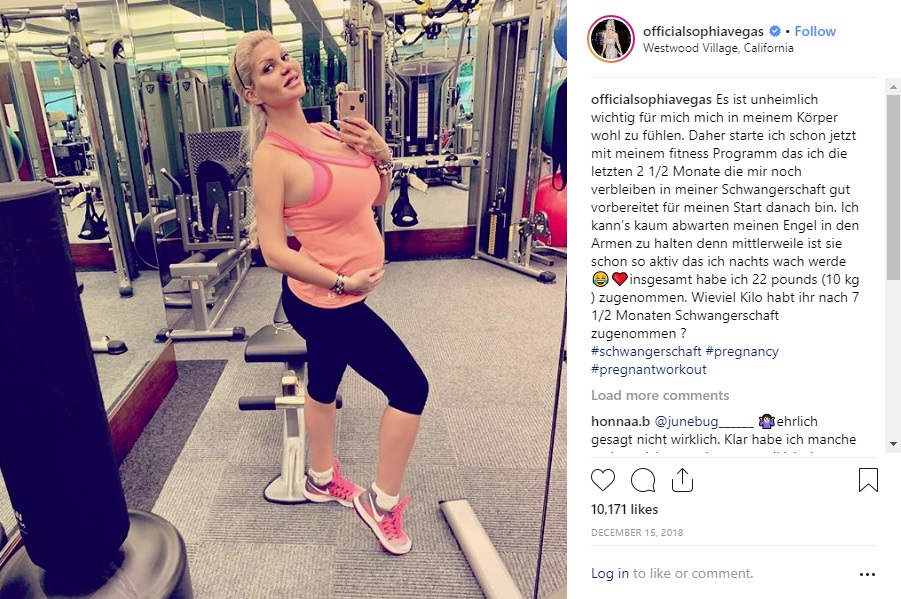 妊娠中も運動は欠かせなかったソフィアさん（画像は『Sophia Vegas　2018年12月15日付Instagram「Es ist unheimlich wichtig für mich mich in meinem Körper wohl zu fühlen.」』のスクリーンショット）