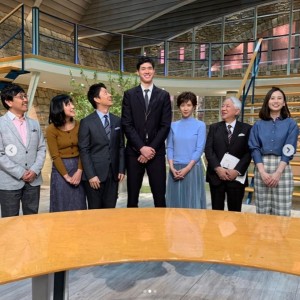 渡邊雄太選手を見上げる富川悠太アナら（画像は『竹内由恵（公式）　2019年4月18日付Instagram「昨日はスタジオにバスケットボール NBAグリズリーズの渡邊雄太選手が来てくださいました。」』のスクリーンショット）