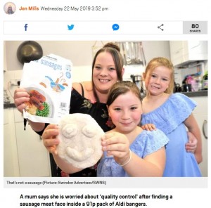 スマイル顔のソーセージに驚く母娘（画像は『Swindon Advertiser　2019年5月22日付「Swindon mum finds sausage meat FACE in 91p packet of Aldi bangers」』のスクリーンショット）