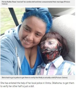 ゾンビ人形“ケリー”を愛するフェリシティさん（画像は『Metro　2019年4月10日付「Woman who consummated marriage to zombie doll says people think it’s a dead child」（Picture: Caters）』のスクリーンショット）