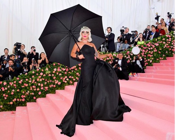 黒でシックな装い（画像は『Lady Gaga　2019年5月6日付Instagram「＃METGALA ＃METGAGA」』のスクリーンショット）