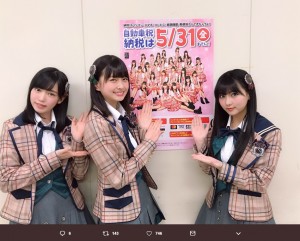 HKT48が『自動車税キャンペーンキャラクター』を務めるポスターと運上弘菜、松岡はな、田中美久（画像は『HKT48　2019年5月8日付Twitter「本日、福岡県自動車税の納期内納付促進キャンペーンキャラクターとして福岡県庁へ表敬訪問させて頂きました。」』のスクリーンショット）