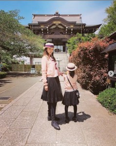 令和元日は親子コーデ（画像は『Uno Kanda　2019年5月1日付Instagram「令和元年は菩提寺（ぼだいじ）へ御墓参りに行って参りました」』のスクリーンショット）