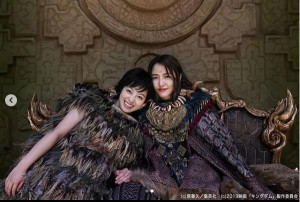 橋本環奈と長澤まさみ（画像は『映画『キングダム』公式アカウント　2019年5月20日付Instagram「＃佐藤信介 監督が振り返る、映画『＃キングダム』の撮影。」』のスクリーンショット）