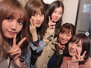 小林茉里奈アナ、久々にAKB48メンバーと会う（画像は『小林茉里奈（FBSアナウンサー）　2019年4月7日付Instagram「この土日は福岡でAKB48の握手会があったらしく…久しぶりに仲のいいメンバーたちに会うことができました」』のスクリーンショット）