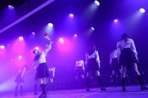 欅坂46の『黒い羊』をパフォーマンスした山口真帆ら（C）AKS