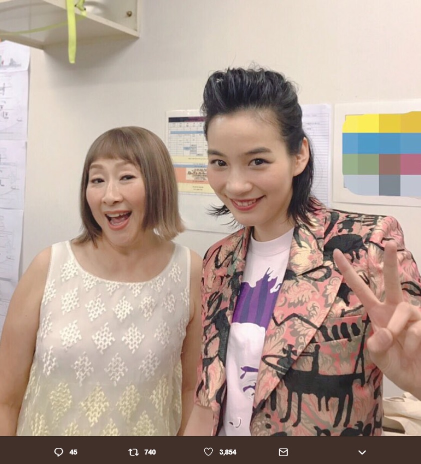 矢野顕子とのん（画像は『のん official　2019年5月4日付Twitter「矢野顕子さんと「わたしはベイベー」歌いました！」』のスクリーンショット）