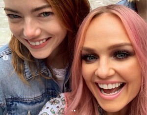 笑顔のエマ・ストーンとエマ・バントン（画像は『emmaleebunton　2019年6月13日付Instagram「When Emma met Emma.」』のスクリーンショット）