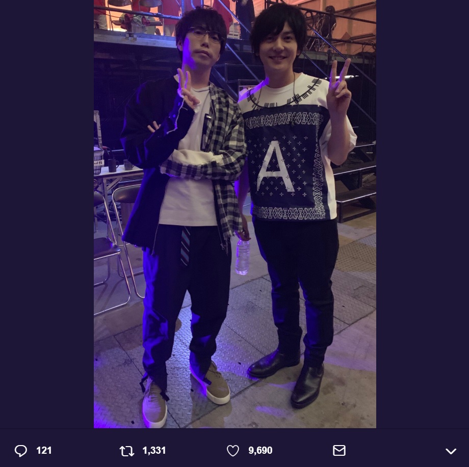 高橋優と山村隆太（画像は『flumpool 山村隆太 5月22日「HELP」リリース　2019年6月1日付Twitter「2年ぶりアミューズフェス。」』のスクリーンショット）