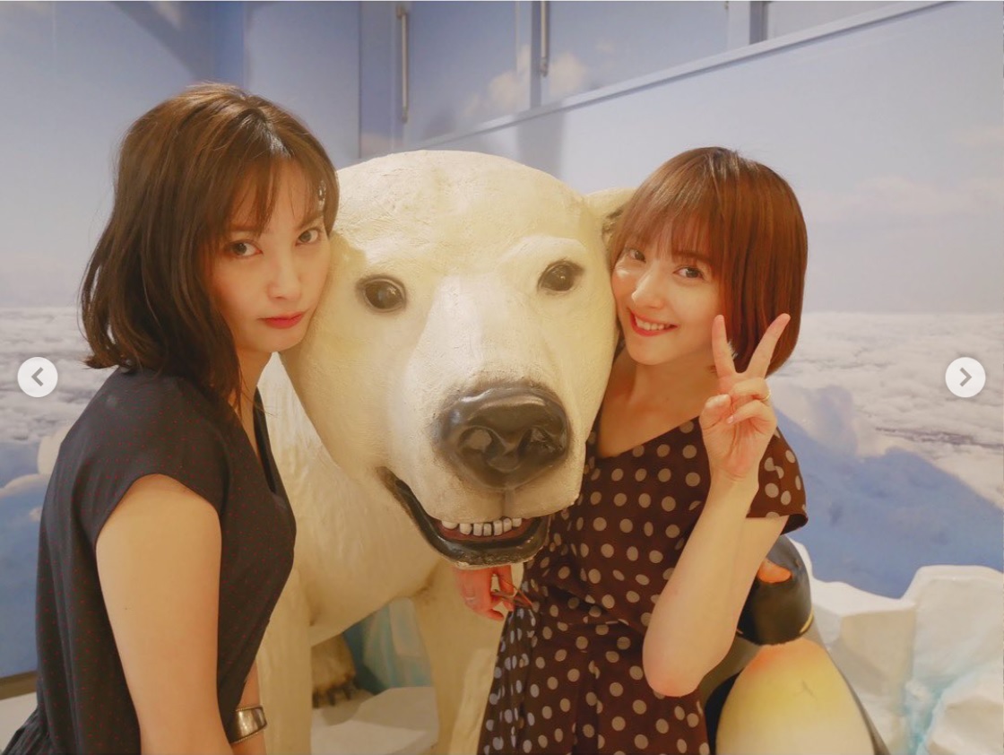 旭山動物園での大政絢と佐々木希（画像は『佐々木希　2019年6月10日付Instagram「初めての ＃旭山動物園」』のスクリーンショット）