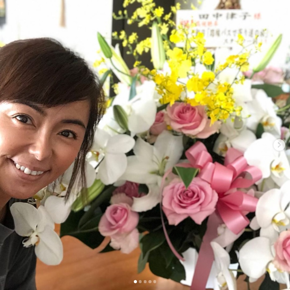 「テレビ朝日から、こーんな大きなお祝いのお花まで」と田中律子（画像は『田中律子　2019年6月17日付Instagram「昨日放送の、テレビ朝日『路線バスで寄り道の旅SP』ゴールデンタイムでの放送が、なんと視聴率15％」』のスクリーンショット）