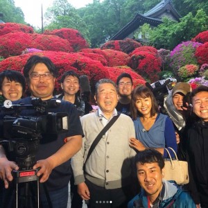 番組スタッフに囲まれる徳光和夫と田中律子（画像は『田中律子　2019年6月17日付Instagram「昨日放送の、テレビ朝日『路線バスで寄り道の旅SP』ゴールデンタイムでの放送が、なんと視聴率15％」』のスクリーンショット）