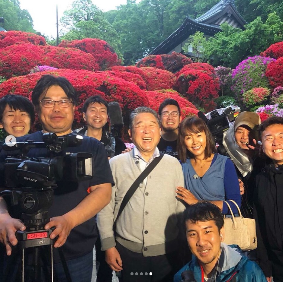 番組スタッフに囲まれる徳光和夫と田中律子（画像は『田中律子　2019年6月17日付Instagram「昨日放送の、テレビ朝日『路線バスで寄り道の旅SP』ゴールデンタイムでの放送が、なんと視聴率15％」』のスクリーンショット）