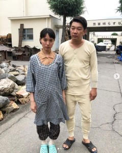 昭和感あふれる戸田恵梨香と木本武宏（画像は『戸田恵梨香　2019年6月29日付Instagram「こわいおじさんが カメラ見て「笑え！これ見て笑え！」って…」』のスクリーンショット）